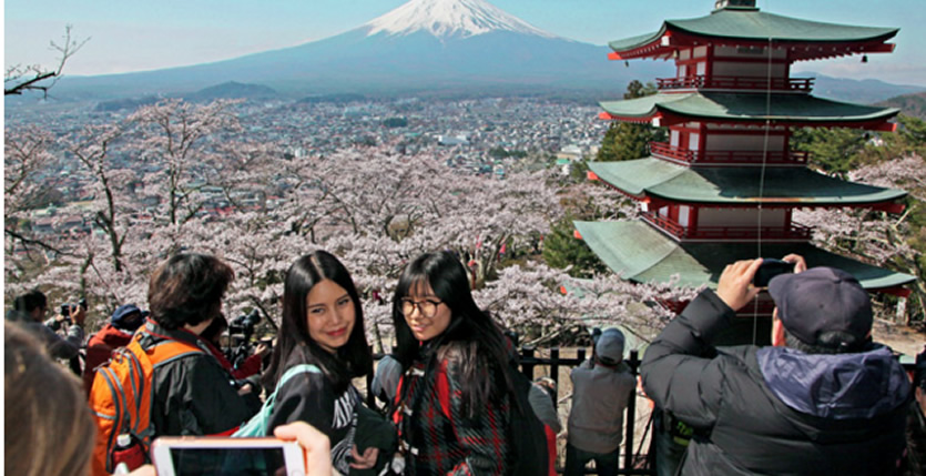 &nbspQuintessentially Japanese scene near Fuji draws tourist hordes