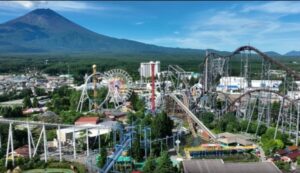 &nbspIsang ride sa Fuji-Q amusement park umandar at nagpauikot-ikot nang naka tiwangwang ang pintuan at may sakay na mag-ina