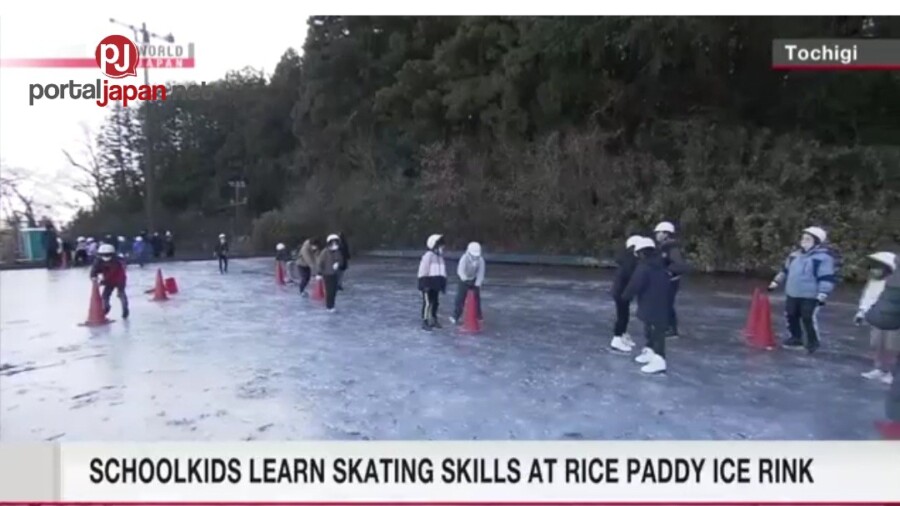 &nbspAng mga mag-aaral ay nag-e-enjoy sa skating lesson sa isang palayan na naging ice rink
