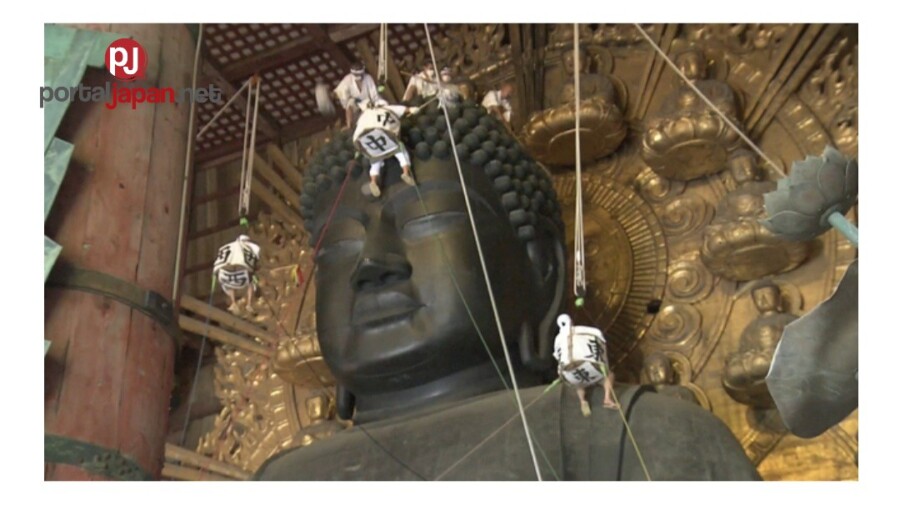 &nbspAng dakilang rebulto ng Buddha sa Nara ay inalisan ng alikabok bago ang pagdiriwang ng Bon