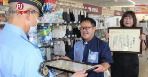 &nbspConvenience store staff pinarangalan ng Kyoto police sa pagpigil ng isang scam