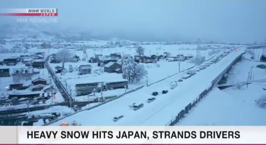 &nbspMalakas na pag-ulan ng snow, libong sasakyan ang na stranded